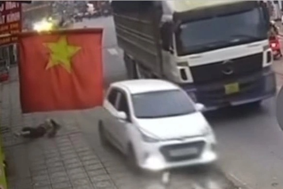 Triệu tập nữ tài xế ô tô hất văng cô gái đứng trên vỉa hè rồi bỏ đi