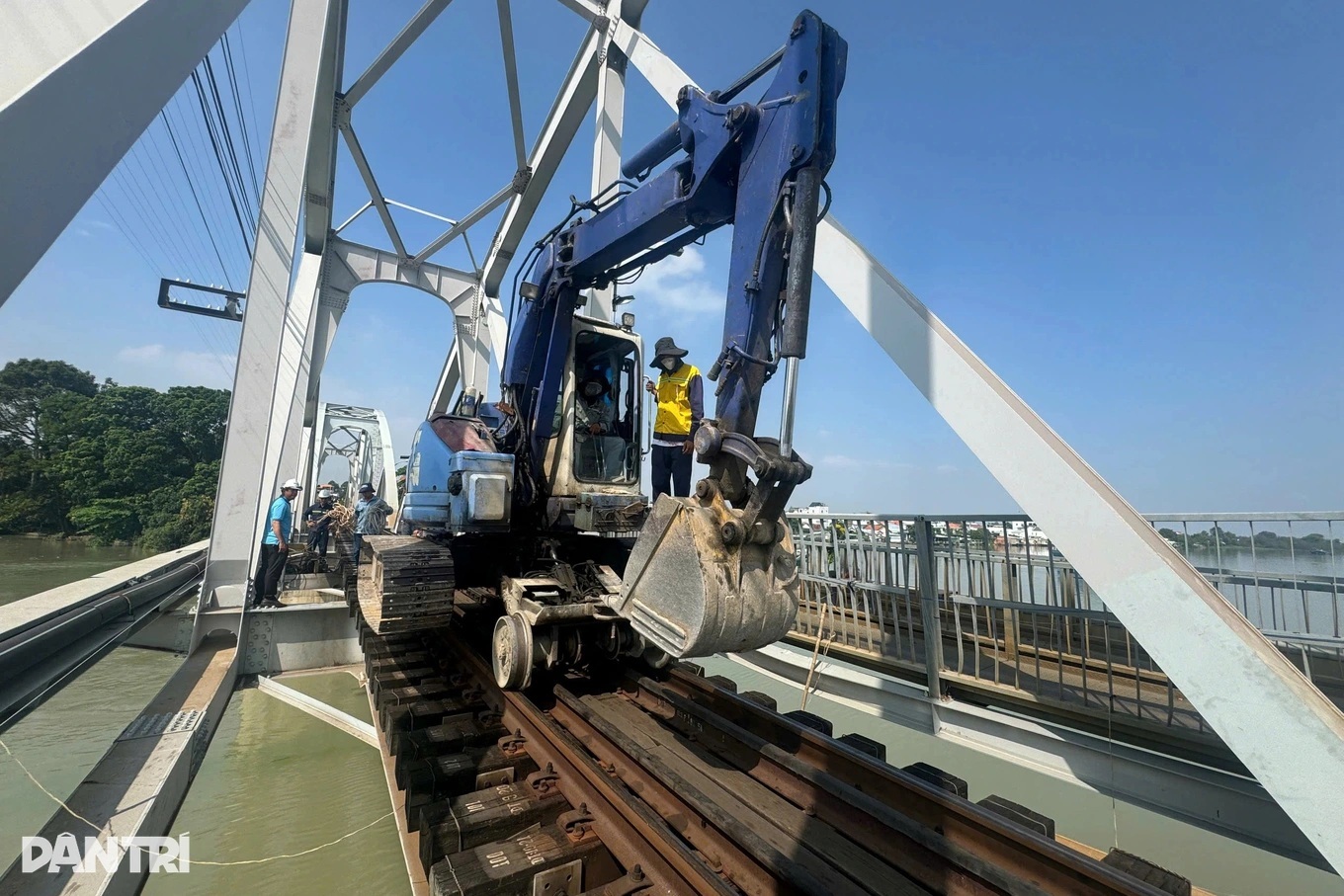 Lập hội đồng giải quyết tai nạn sà lan đâm hỏng cầu Ghềnh ở Đồng Nai