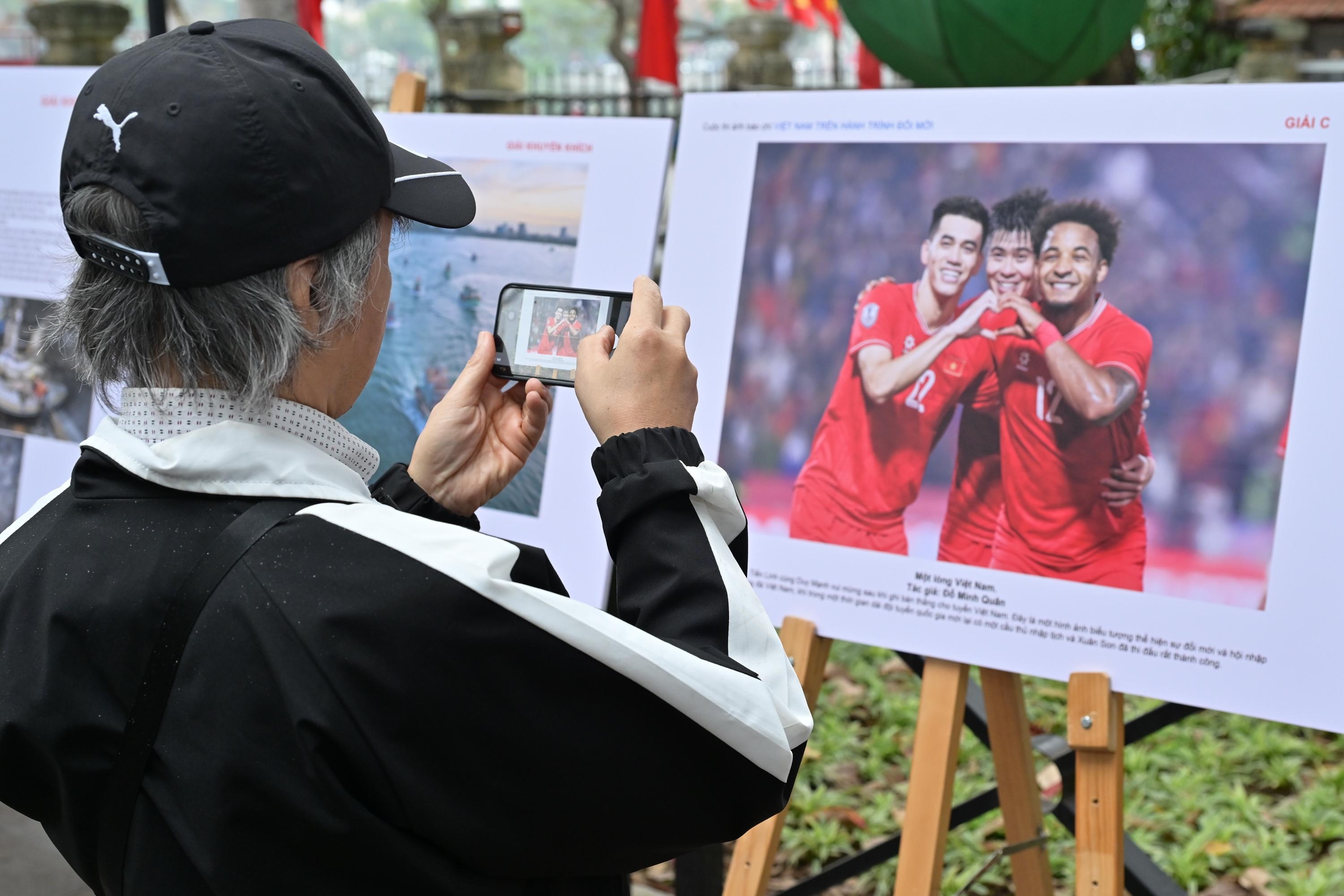 Trao 22 tác phẩm ảnh xuất sắc khắc họa Việt Nam thời kỳ đổi mới