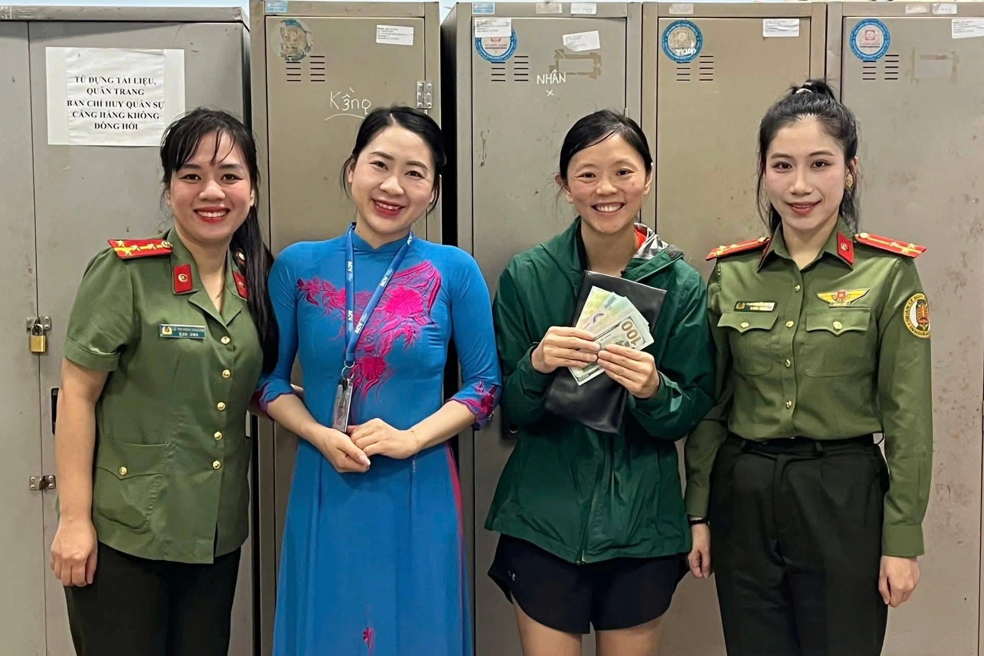 Du khách Mỹ để quên số tiền lớn ở sân bay Đồng Hới