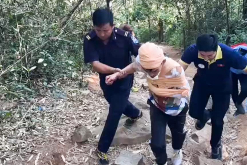 Nam du khách té gãy xương đòn khi leo núi Bà Đen ở Tây Ninh