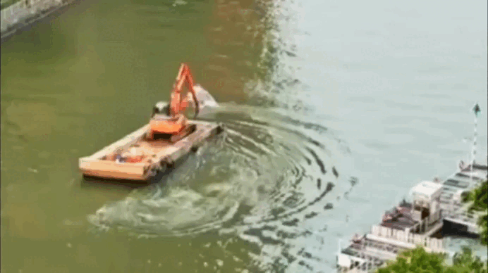 Phạt tài xế dùng máy xúc “chèo” sà lan trên kênh ở TPHCM