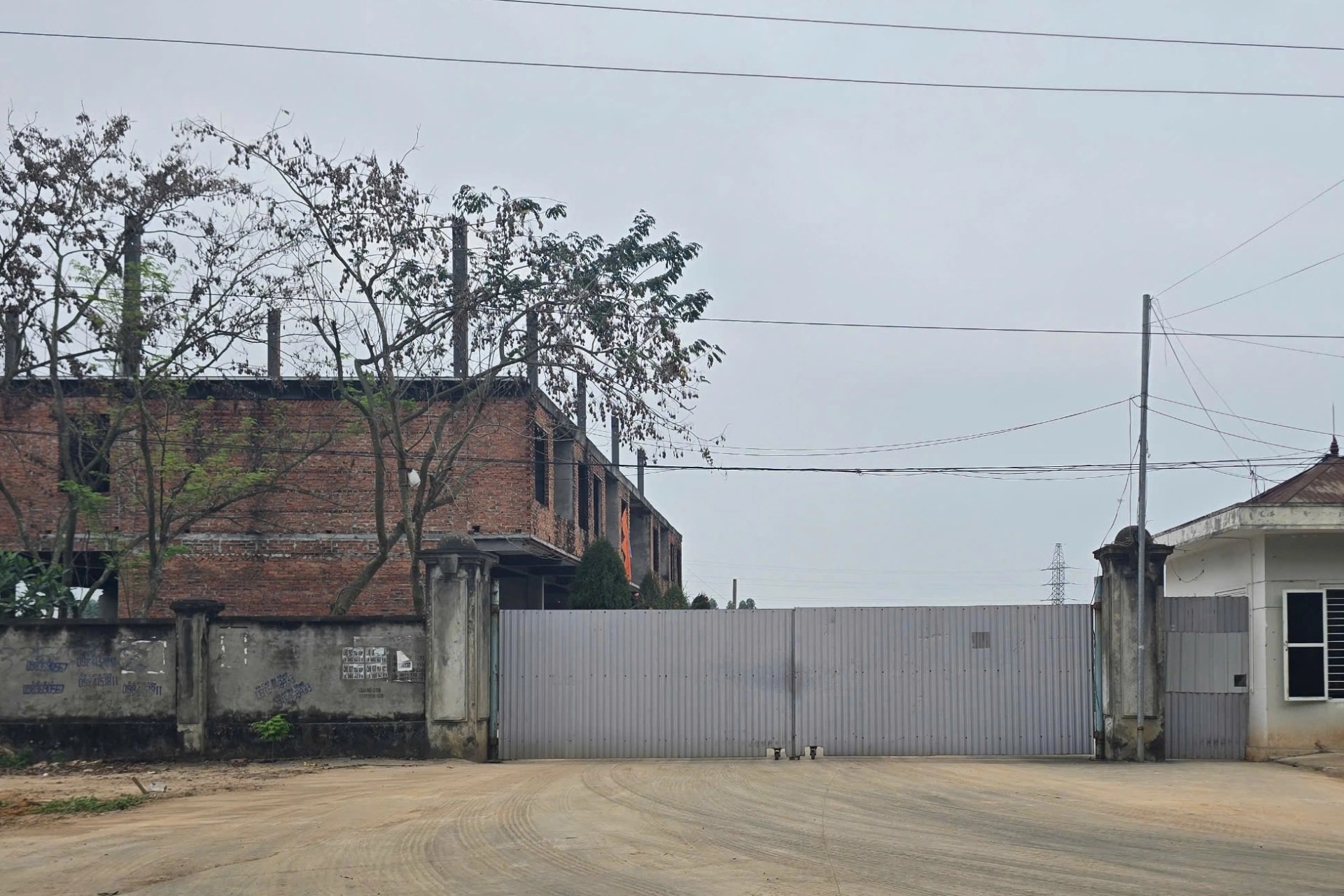 Hàng loạt vi phạm tại nhà máy gạch bê tông ở Phú Thọ