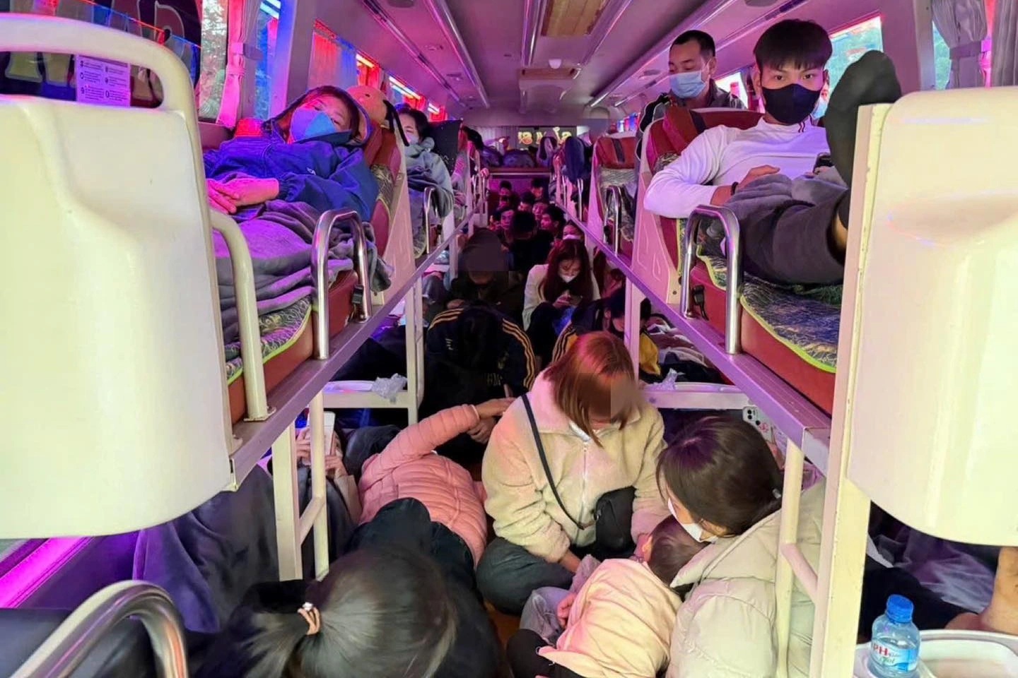 Tài xế và chủ xe khách bị phạt hơn 220 triệu đồng vì chở quá số người