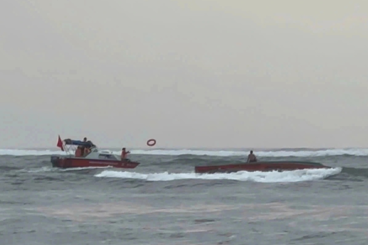 Tàu cá cùng 5 ngư dân gặp nạn tại khu vực cửa biển Nhật Lệ