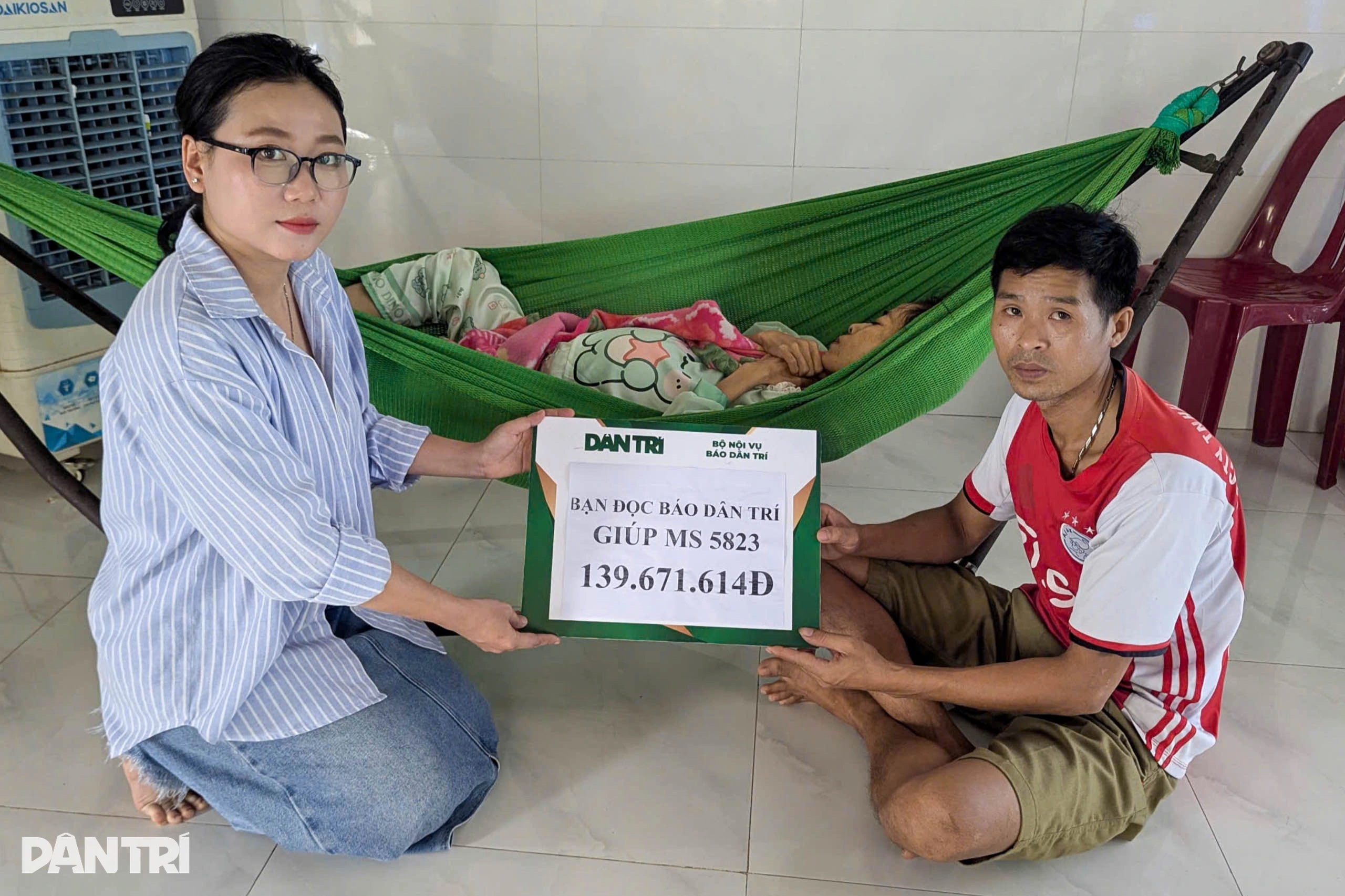 Vợ ung thư gan, chồng làm mướn nuôi hai con được giúp gần 140 triệu đồng