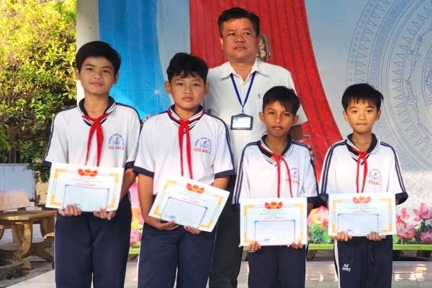 Tuyên dương 4 học sinh nhặt được điện thoại iPhone, trả lại người làm rơi