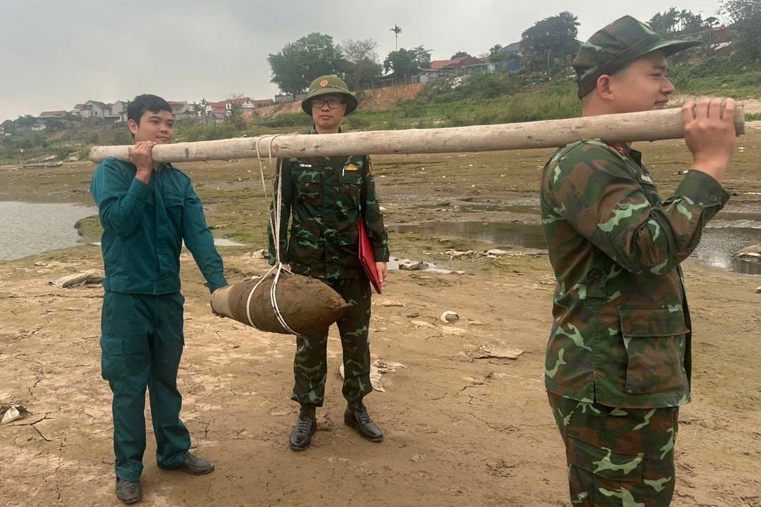 Phú Thọ tiêu hủy quả bom phát hiện ven sông Đà