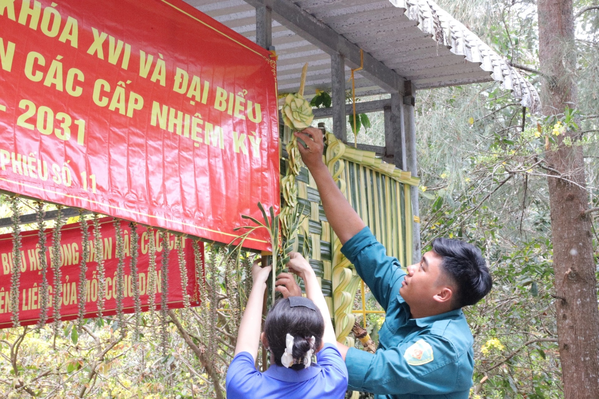 Xã, phường miền Tây đan cổng chào bằng lá dừa đón cử tri ngày bầu cử