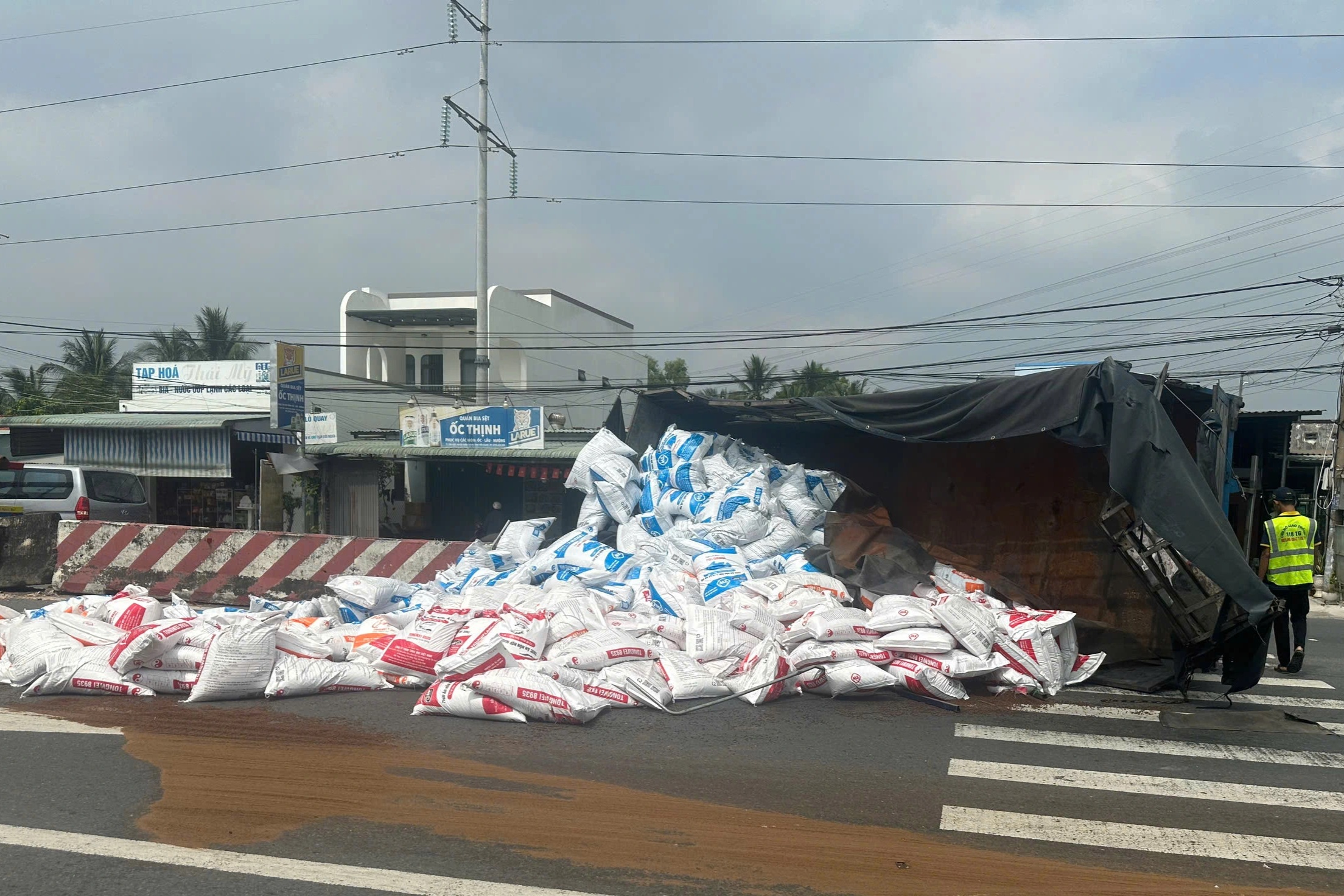Né xe đạp băng qua đường, ô tô tải lật nghiêng trên đường