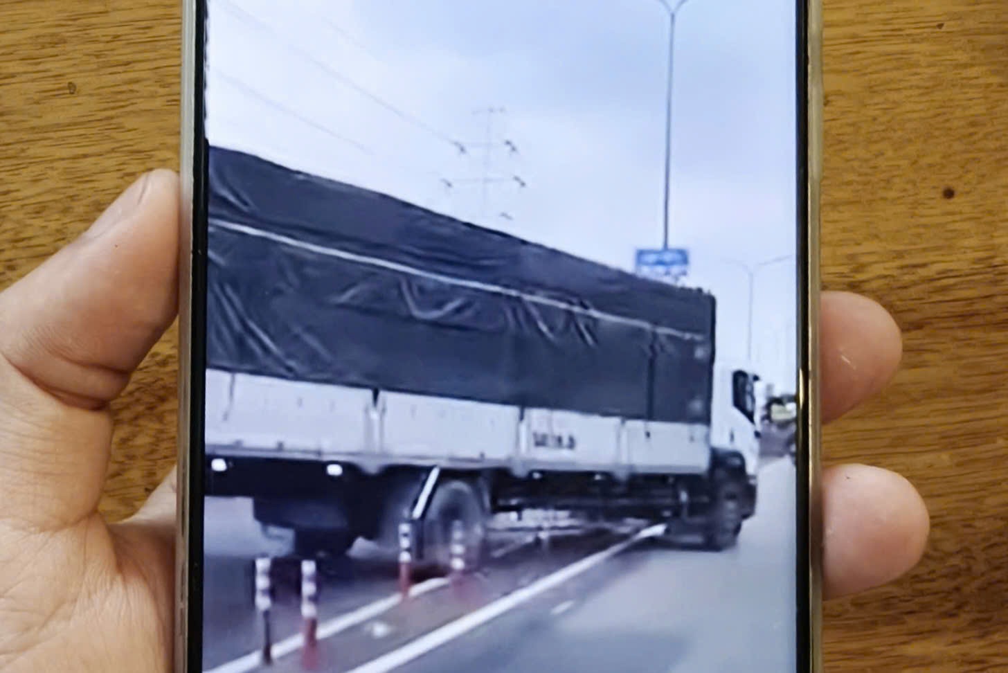 Xử phạt tài xế xe tải cán qua cọc tiêu để chuyển làn ở TPHCM