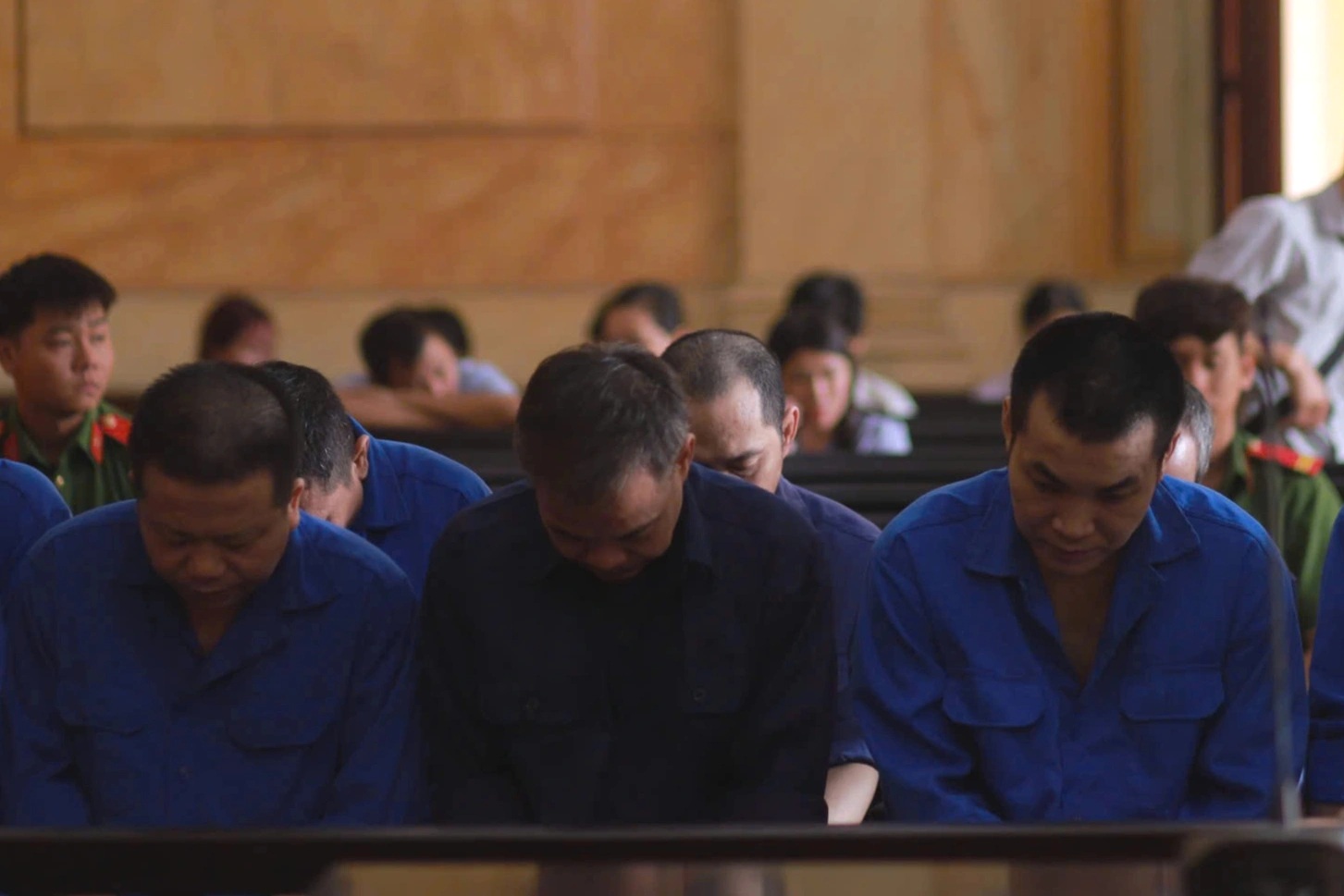 Nhóm bảo vệ Khu Công nghệ cao TPHCM nhận tiền cho xe tải chạy giờ cấm