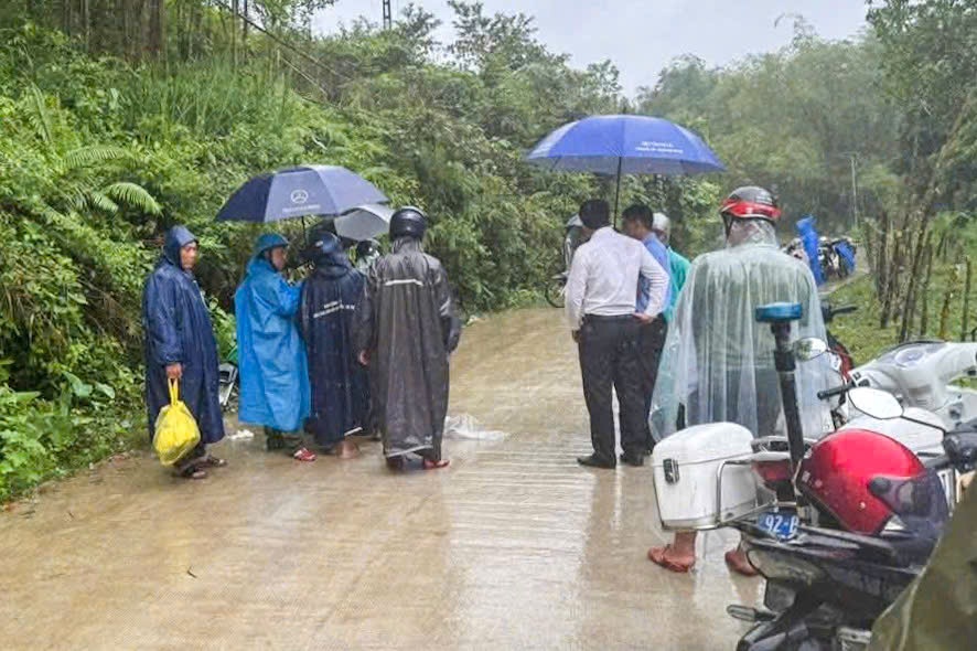 Trên đường đưa con đi học về, mẹ tử nạn vì áo mưa bị cuốn vào bánh xe