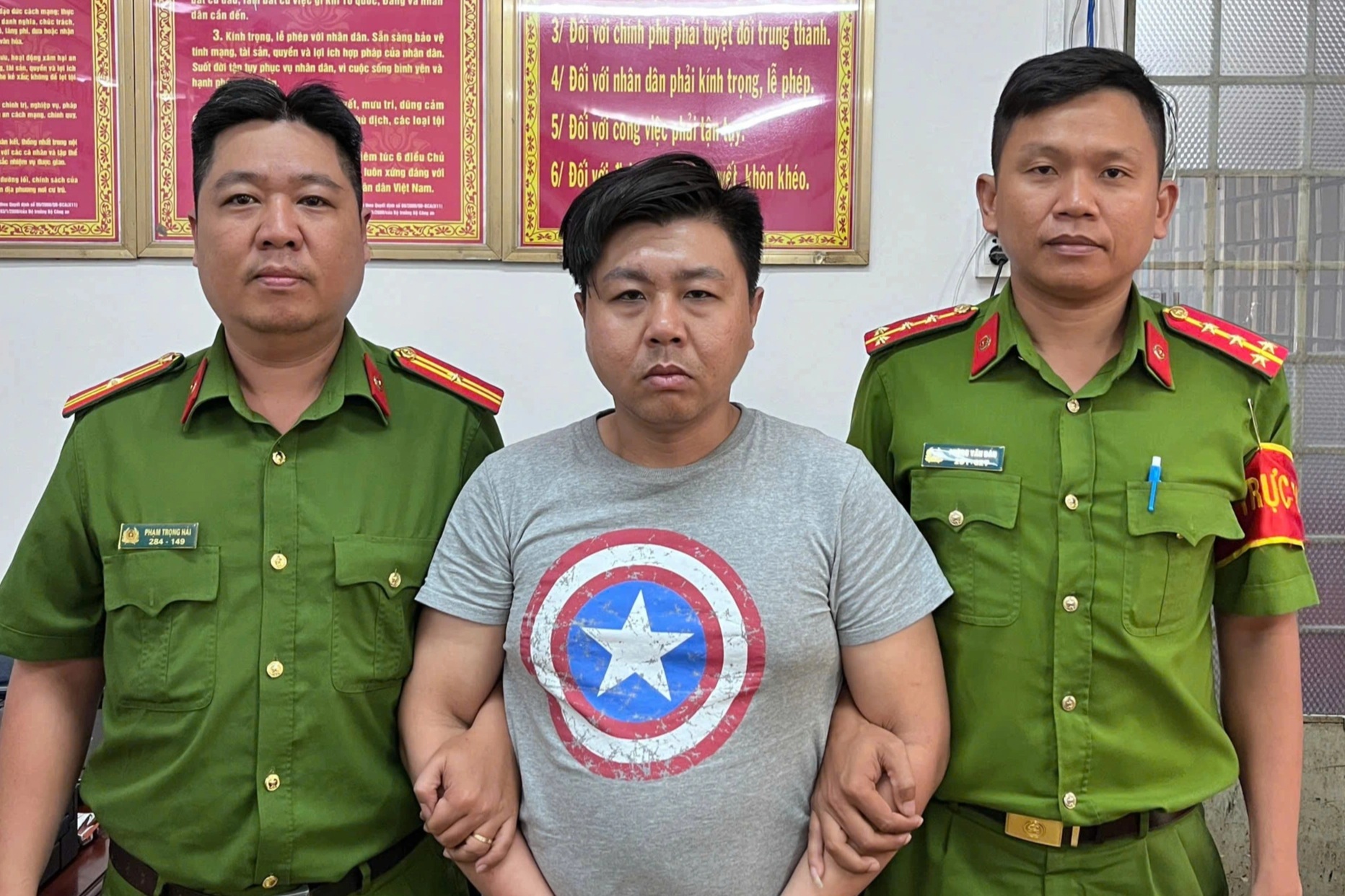 Bắt khẩn cấp kẻ đập phá đồ của nữ hành khách trước nhà ga T3 Tân Sơn Nhất