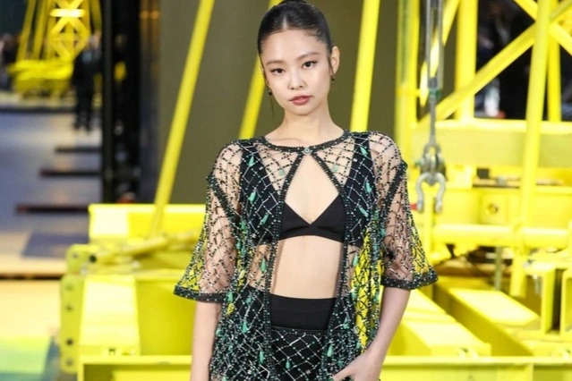 Jennie (Blackpink) hút mọi ánh nhìn với đầm “lưới đánh cá”