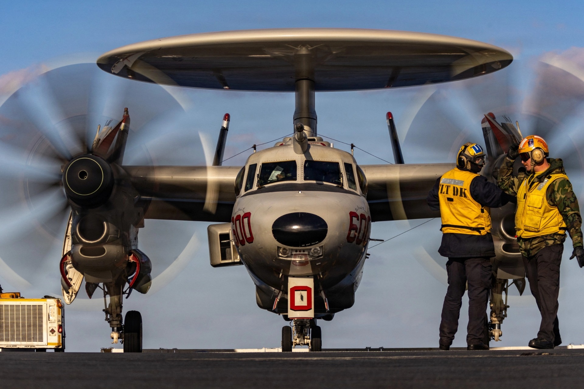 Iran cảnh báo “chờ hạm đội Mỹ ở eo biển Hormuz”