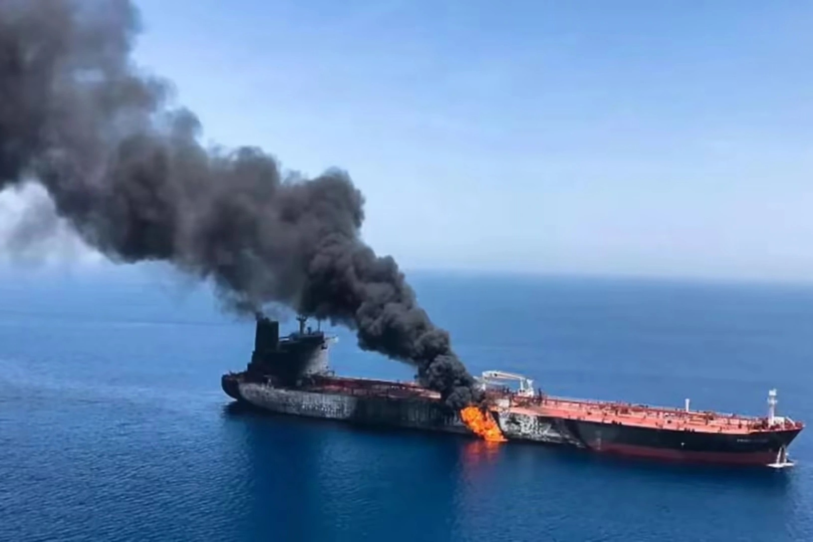 Tàu hàng bốc cháy ở eo biển Hormuz