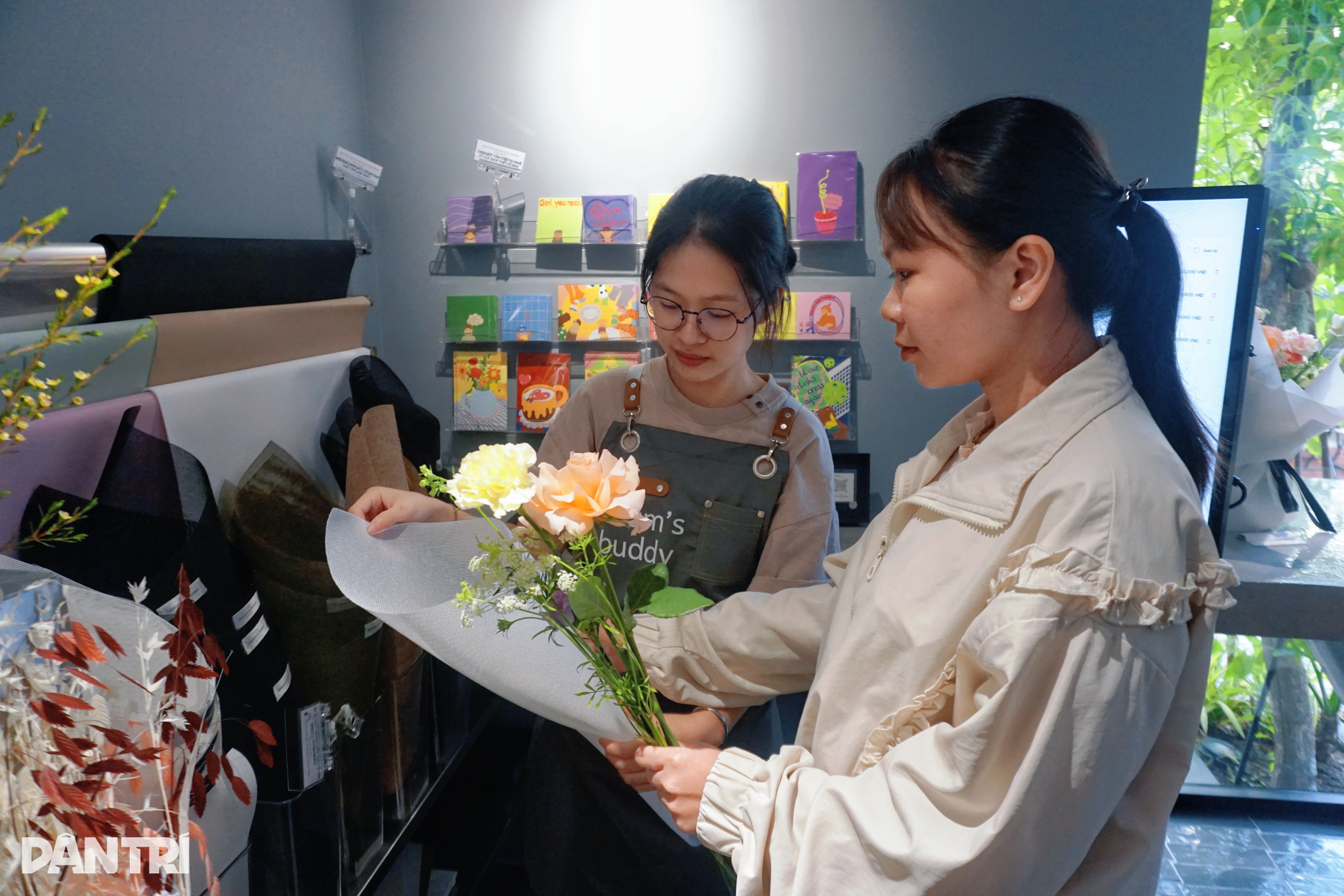Robot barista draws crowds at Ho Chi Minh City café - 3