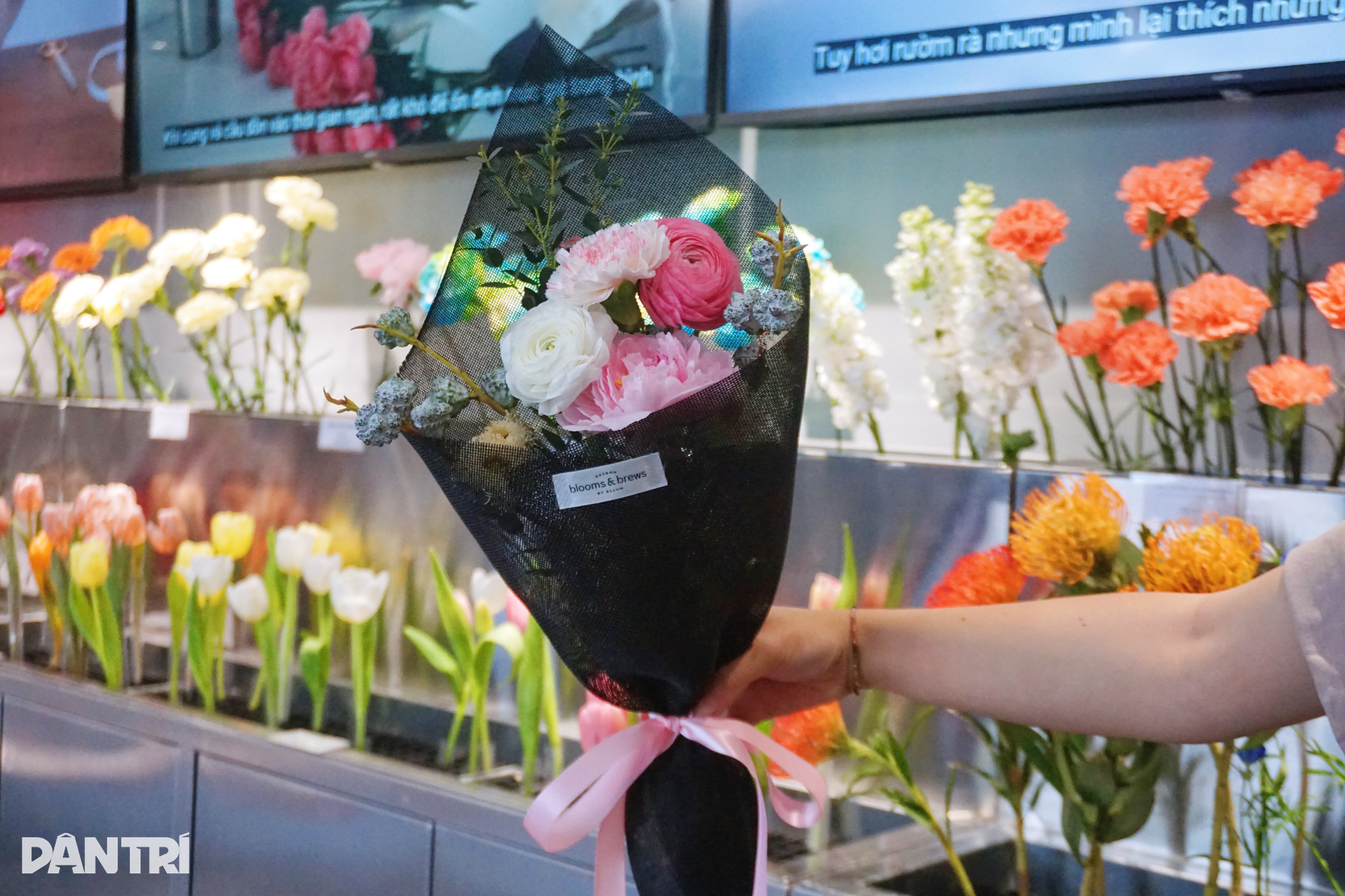 Robot barista draws crowds at Ho Chi Minh City café - 4