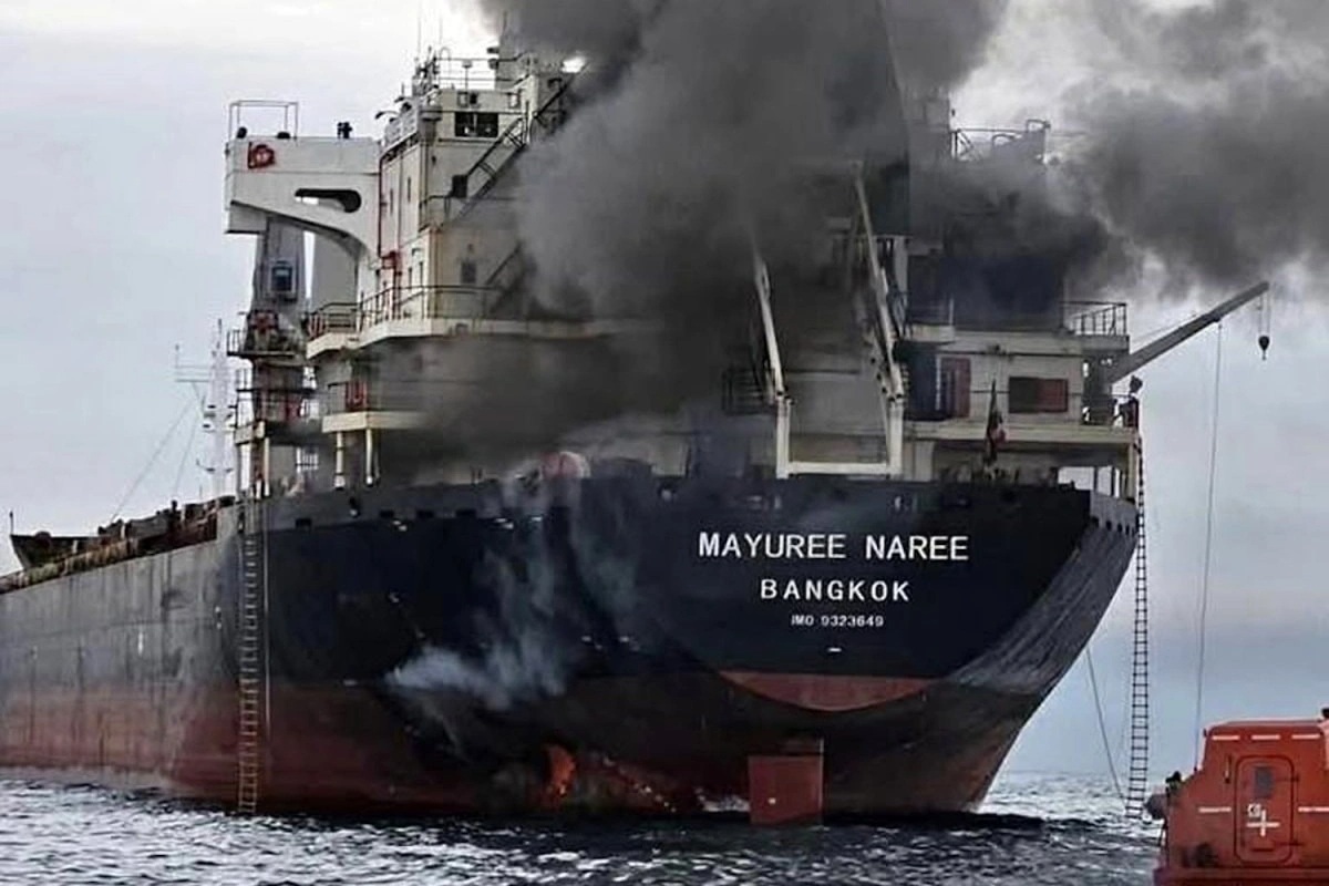 Tàu hàng Thái Lan bị tấn công ở eo biển Hormuz, 3 thuyền viên mắc kẹt