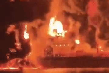 Hàng loạt tàu bị tấn công, bốc cháy dữ dội gần eo biển Hormuz