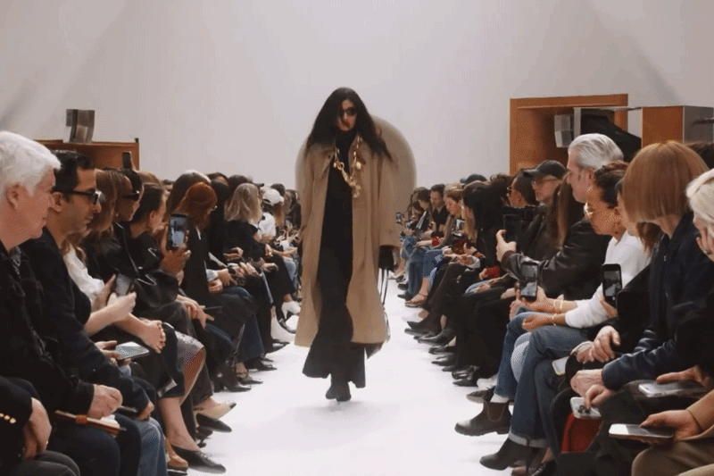 Người mẫu Việt gây chú ý ở Paris với màn catwalk được so với "báo đen"