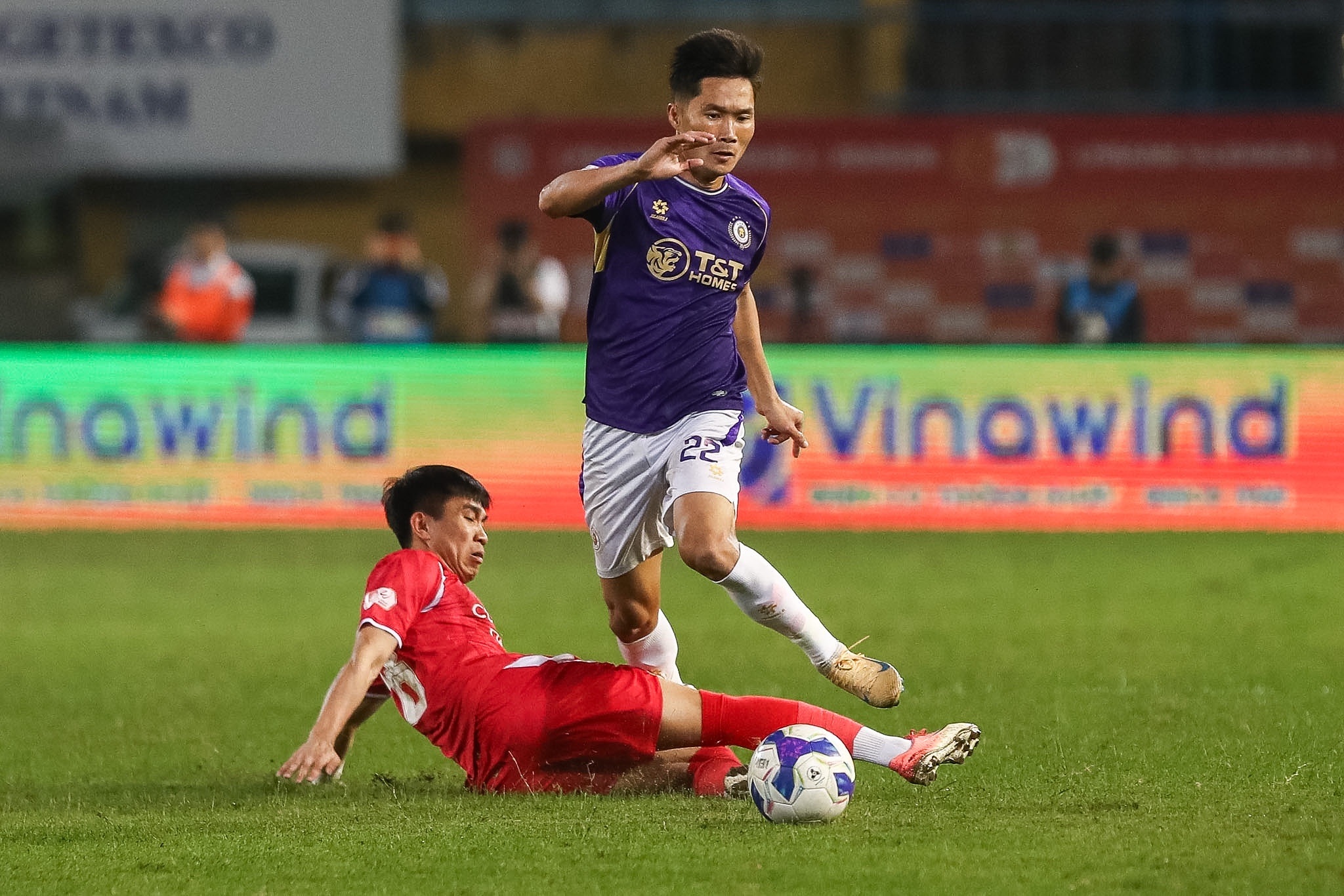 Hai Long toả sáng, Hà Nội FC thắng đậm SL Nghệ An