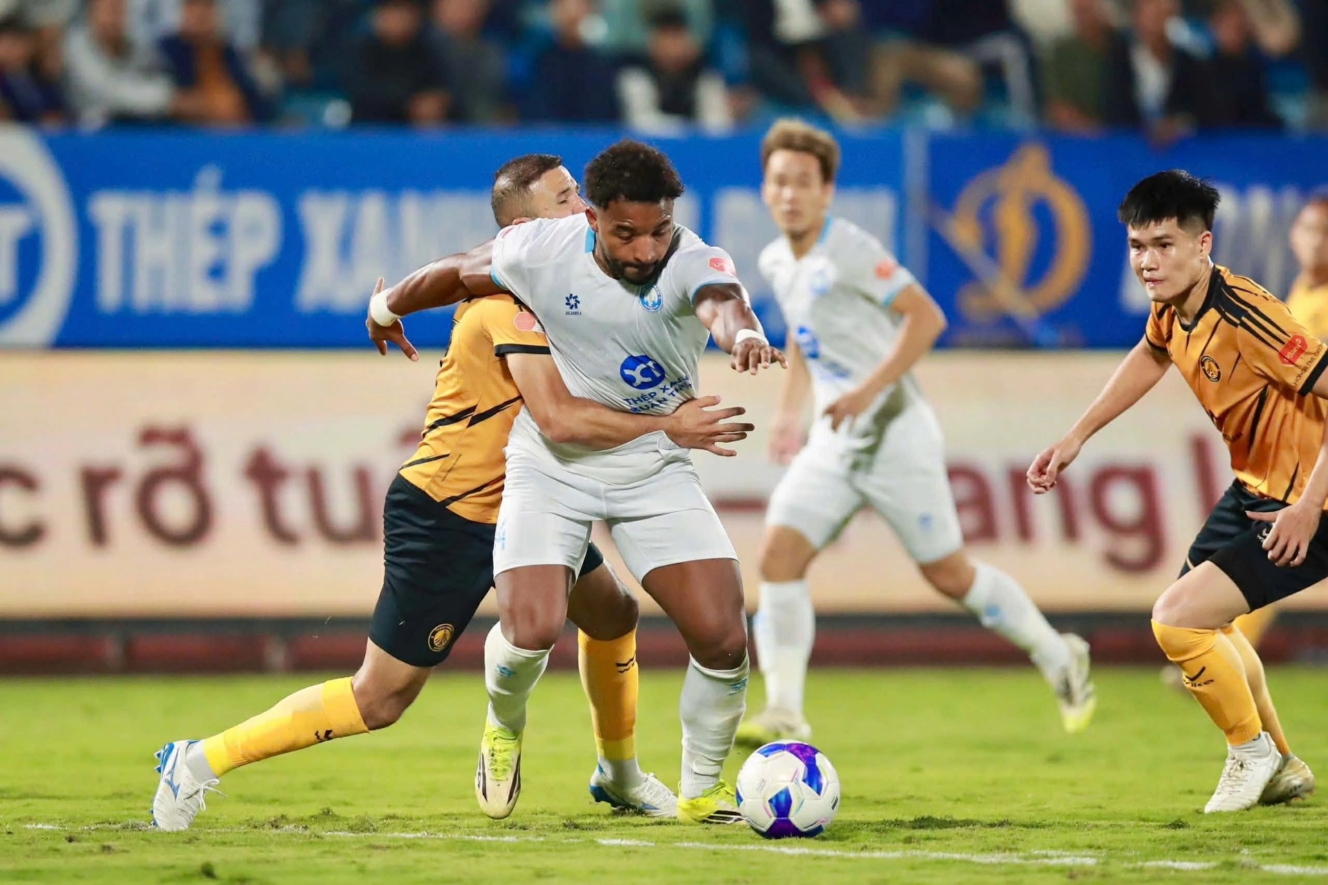 HAGL hòa kịch tính SHB Đà Nẵng, CLB Nam Định thắng sát nút CLB Thanh Hóa