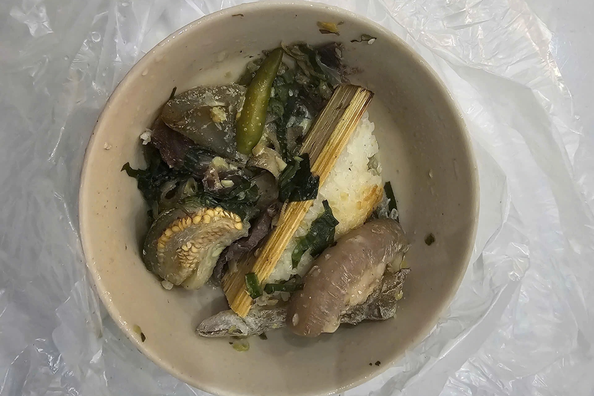 Ba người phải đi cấp cứu sau khi ăn vếch bò um cà đắng ở quán nhậu