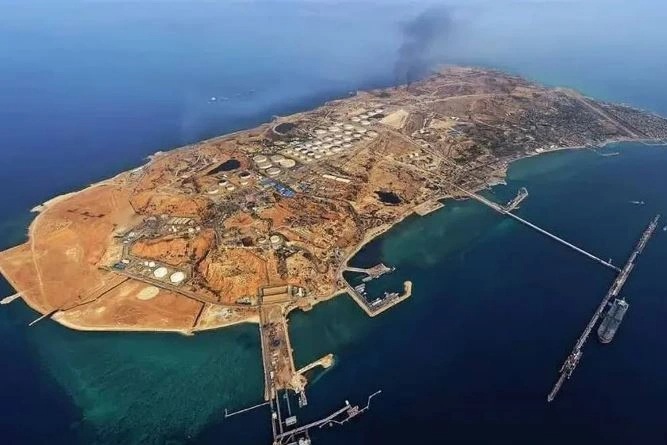 Iran dọa thiêu rụi cơ sở dầu liên quan Mỹ khi "viên ngọc quý" bị tấn công