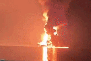 Báo Iran: Tàu chở dầu Mỹ bị tấn công, bốc cháy gần eo biển Hormuz