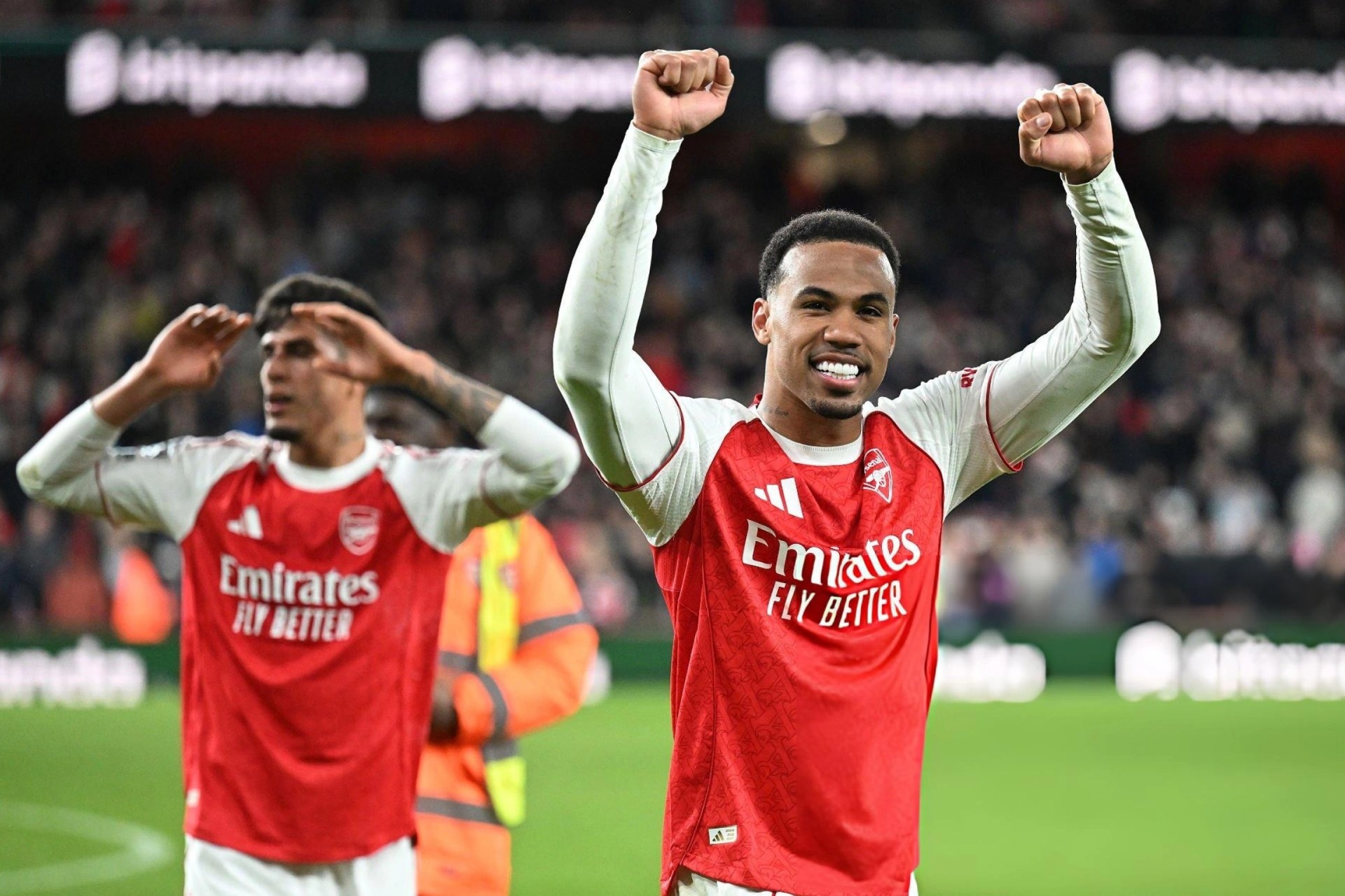 Arsenal thắng nghẹt thở Everton, tiến gần ngôi vô địch Ngoại hạng Anh