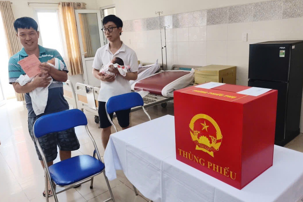 Chiến binh ung thư, cha ôm con mới sinh ở TPHCM bầu cử ngay tại bệnh viện