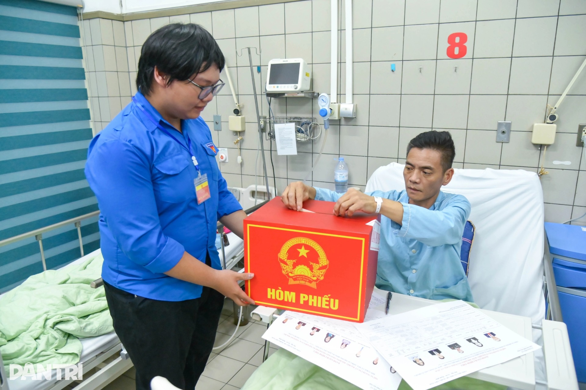 Những cử tri bỏ phiếu trên giường bệnh trong Ngày hội non sông