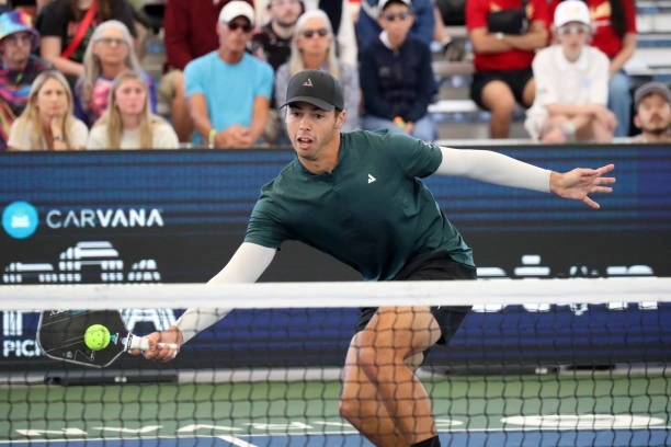 Cách xử lý những cú đánh mạnh khi đứng lưới trong pickleball
