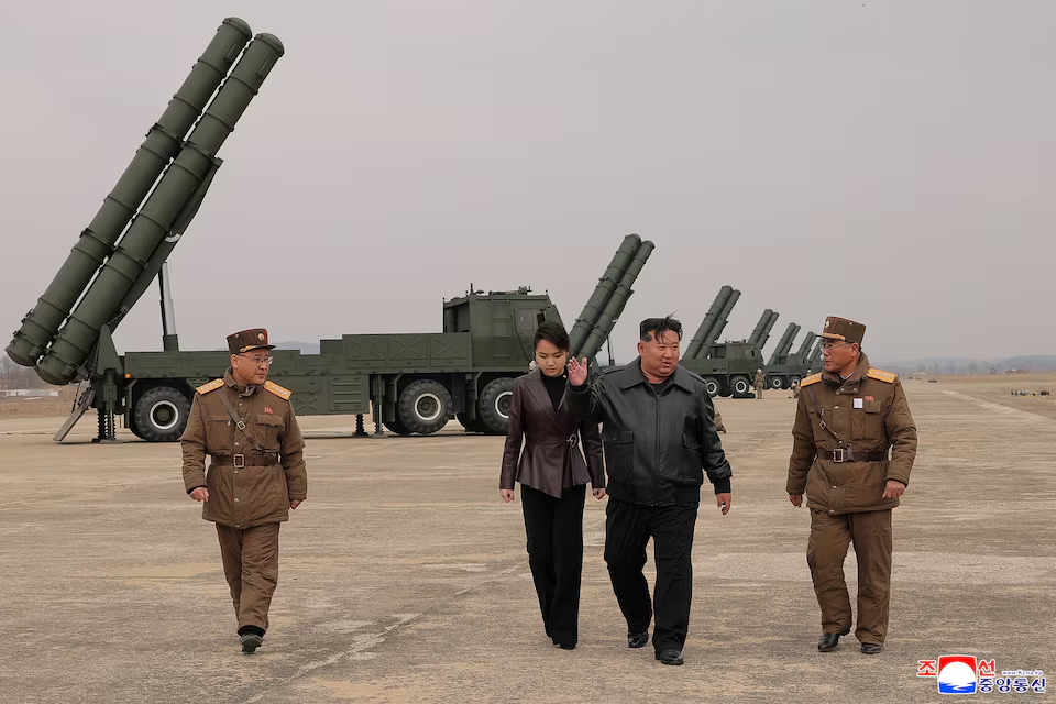 Ông Kim Jong-un giám sát vụ thử pháo phản lực có thể mang đầu đạn hạt nhân