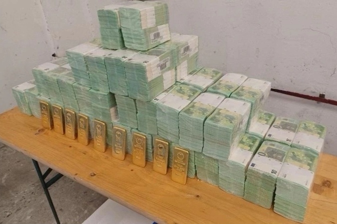 Ukraine yêu cầu Hungary trả lại 82 triệu USD tiền và vàng bị tạm giữ