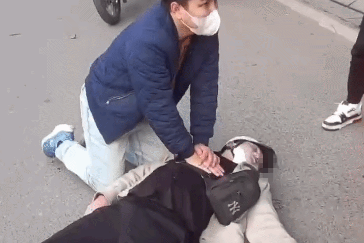 Khoảnh khắc bác sĩ ép tim ngay trên đường ở Hà Nội cứu sống nam thanh niên