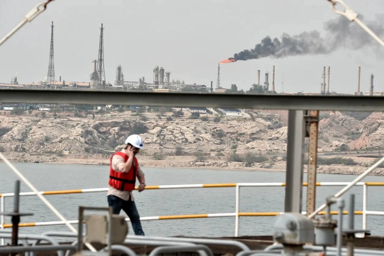 Báo Mỹ: Tổng thống Trump cân nhắc kiểm soát "huyết mạch dầu mỏ" của Iran