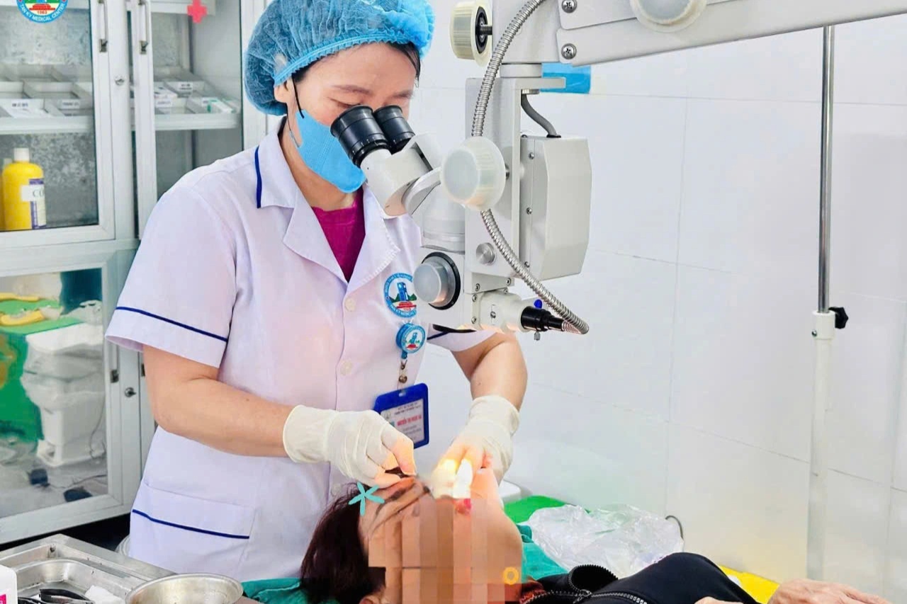 Đi khám vì ngứa mắt, phát hiện rận mu bám chi chít trên lông mi