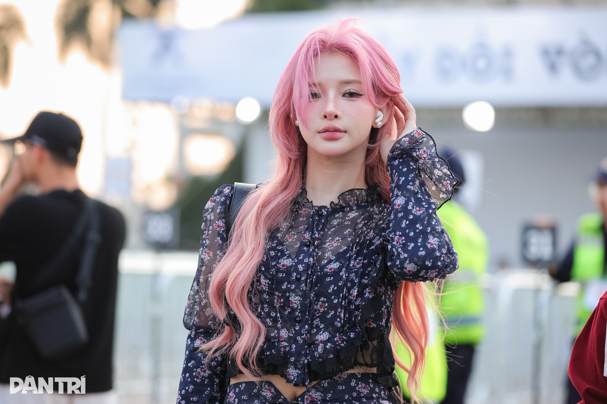 Fan nữ Hà Nội khoe dáng gợi cảm khi đi trẩy hội concert “anh trai”