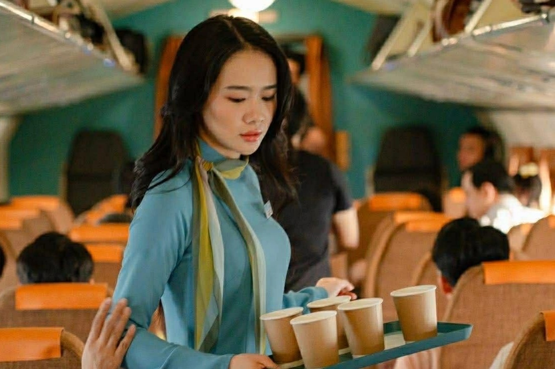 Sắc vóc ngọt ngào của nữ tiếp viên trong "Tử chiến trên không"