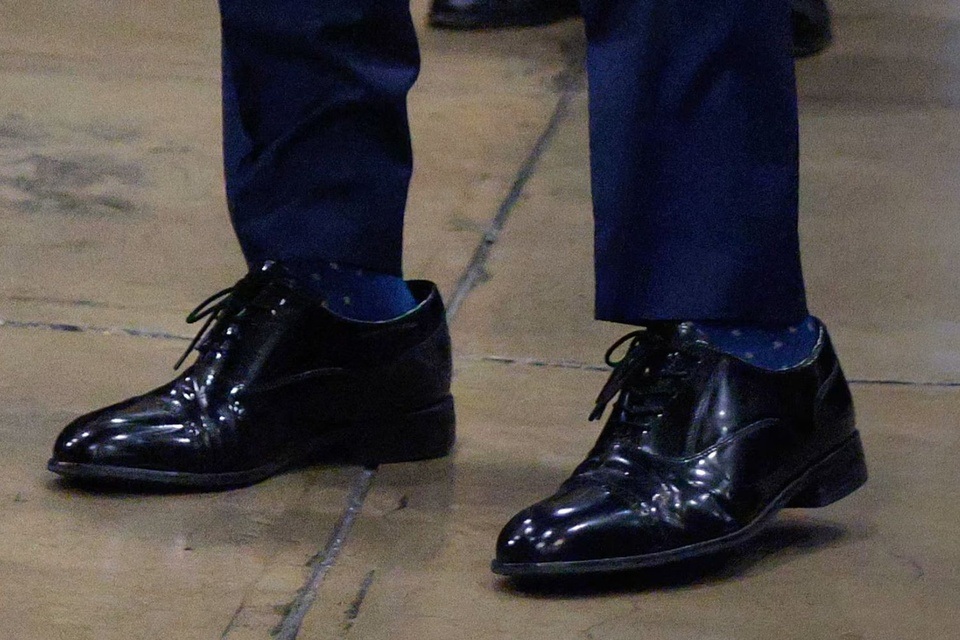 Đôi giày “hở gót” của Ngoại trưởng Mỹ và tranh cãi nguyên tắc chọn giày