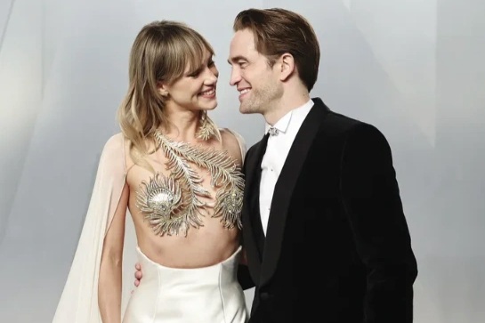 Váy hở bạo của vợ tài tử “Chạng vạng” gây chú ý