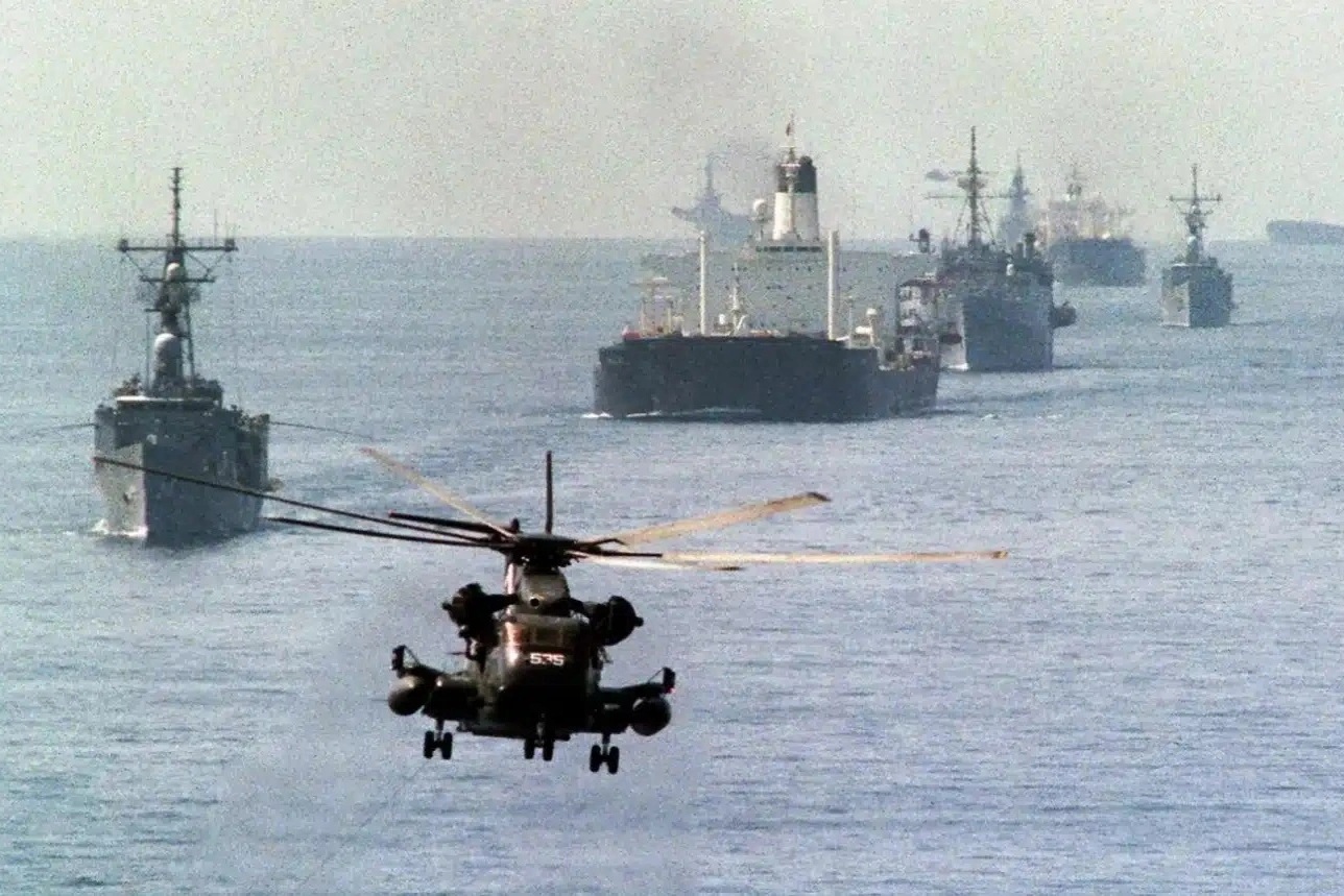 Rủi ro khi Mỹ tìm cách mở eo biển Hormuz giữa hỏa lực Iran