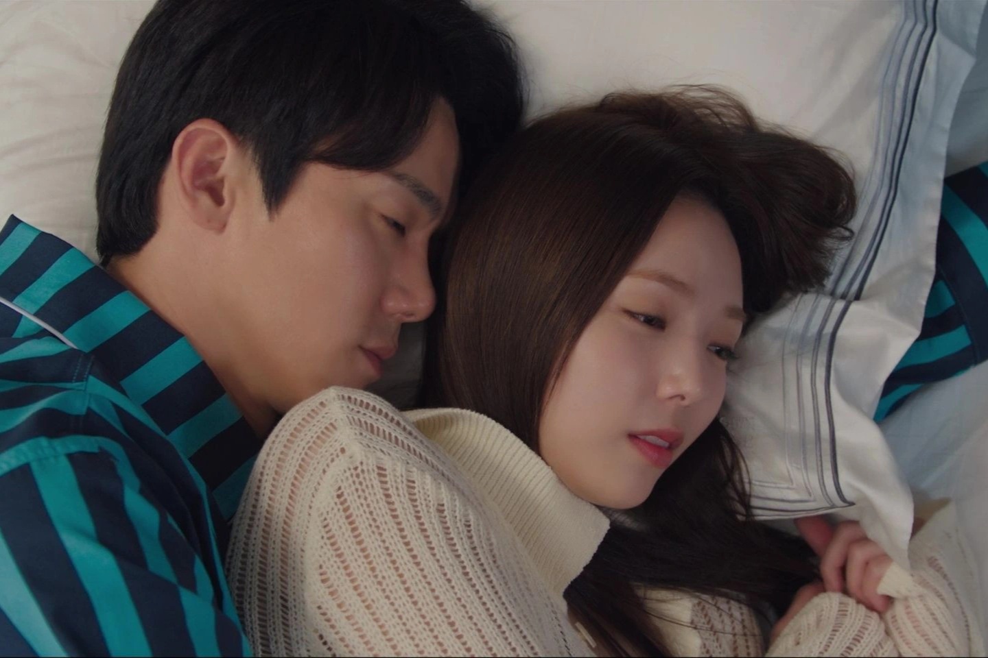 Liên tục thân mật với vợ cũ, tôi sốc khi nhận được thông báo của vợ mới