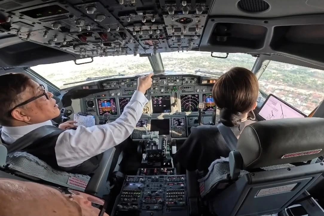 Vua và Hoàng hậu Thái Lan tự lái máy bay thăm Lào