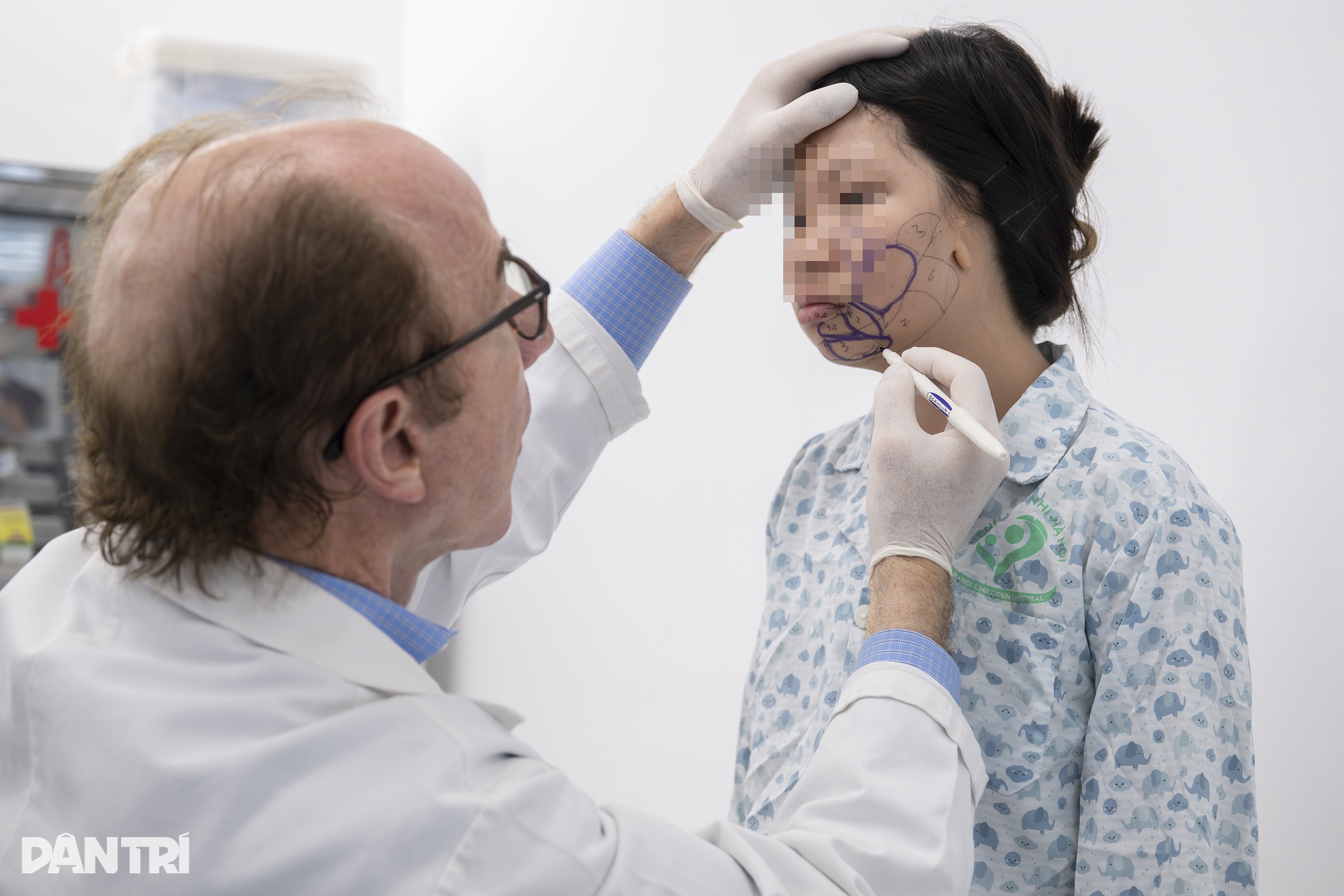 Ca mổ đặc biệt: Bác sĩ Việt - Mỹ cùng tạc lại gương mặt vẹn tròn cho em thơ