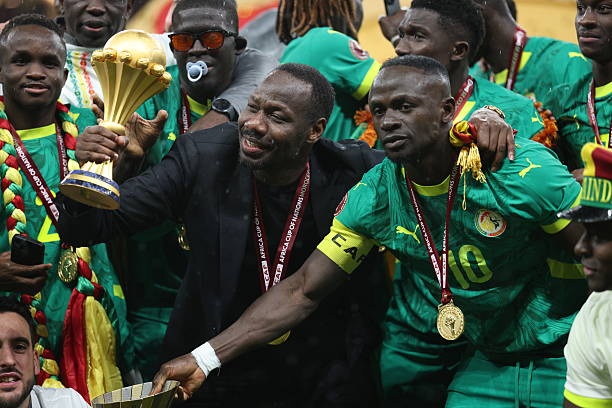 Đội tuyển Senegal đưa cúp vào doanh trại quân đội, thách thức lệnh thu hồi