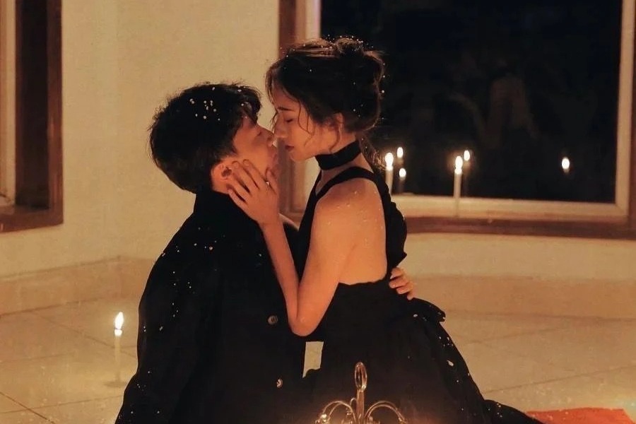 Sau đêm tân hôn nín thở, tôi thấp thỏm nhìn sắc mặt mẹ chồng